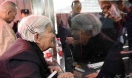 插队老太爆料视频播放在线观看,揭秘真实排队现象